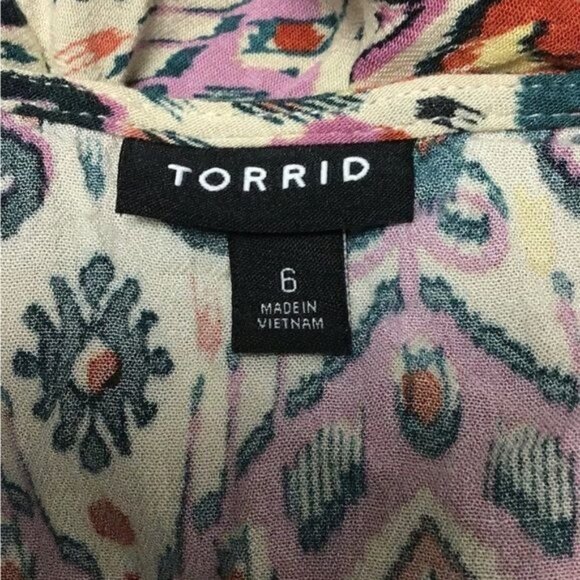 Torrid Women’s Ikat Gauze Smocked Surplice Light Stone Grey Blouse, size 6 - Picture 7 of 9